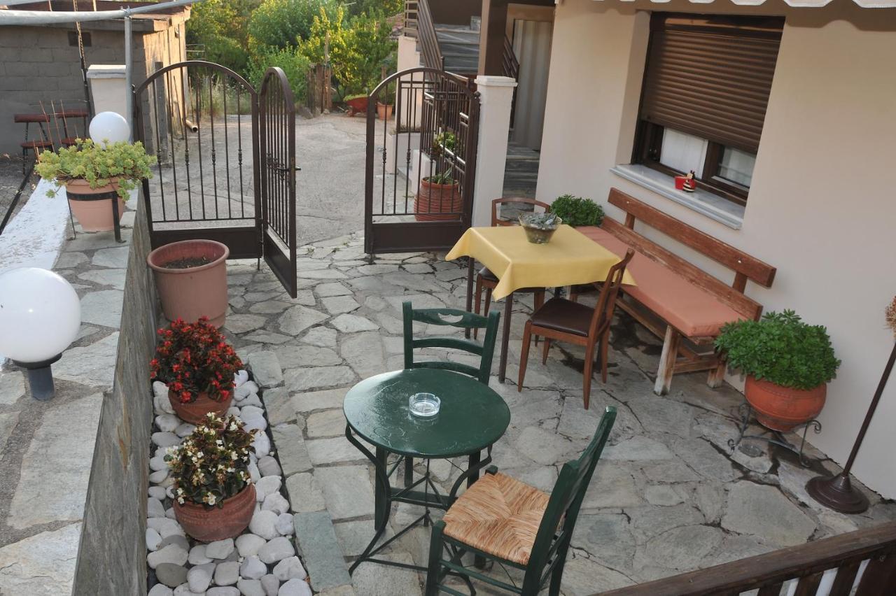 Guesthouse Bloutsos Rooms Kastraki  ภายนอก รูปภาพ